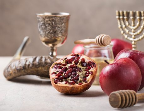 jewish-holiday-rosh-hashana-background-with-honey-slices-apple-wooden-table-scaled-qyp83civ654yf01f74z9qmfsb1r9qq816hi9xhyo96